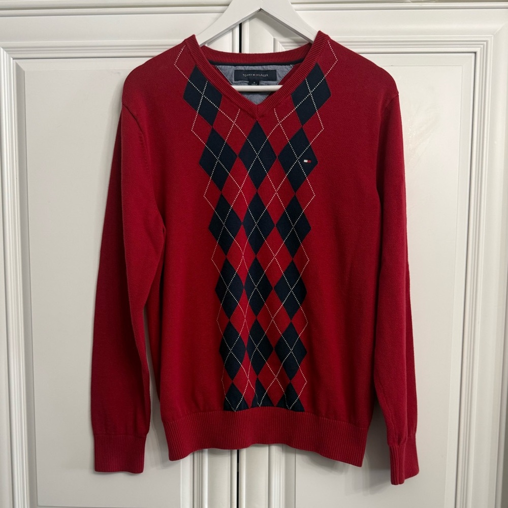 Tommy Hilfiger Men's Sz Medium V-Neck Red Navy White Argyle Sweater Lightweight
